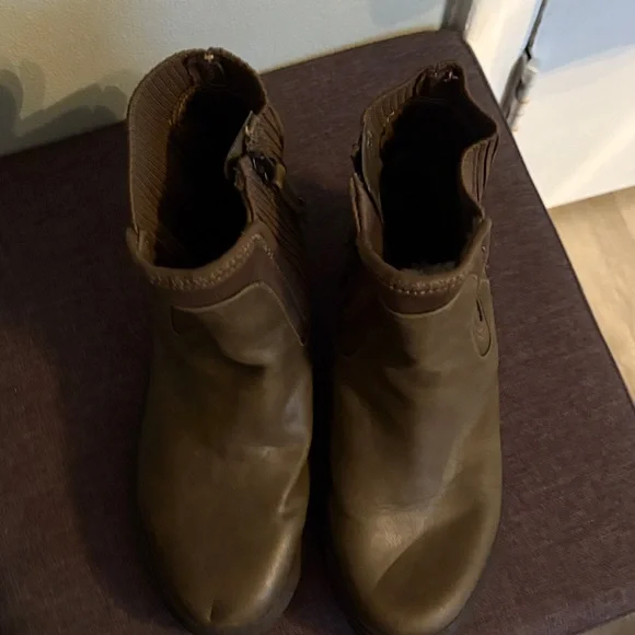 Women’s Brown Leather Boots - Picture 4 of 6